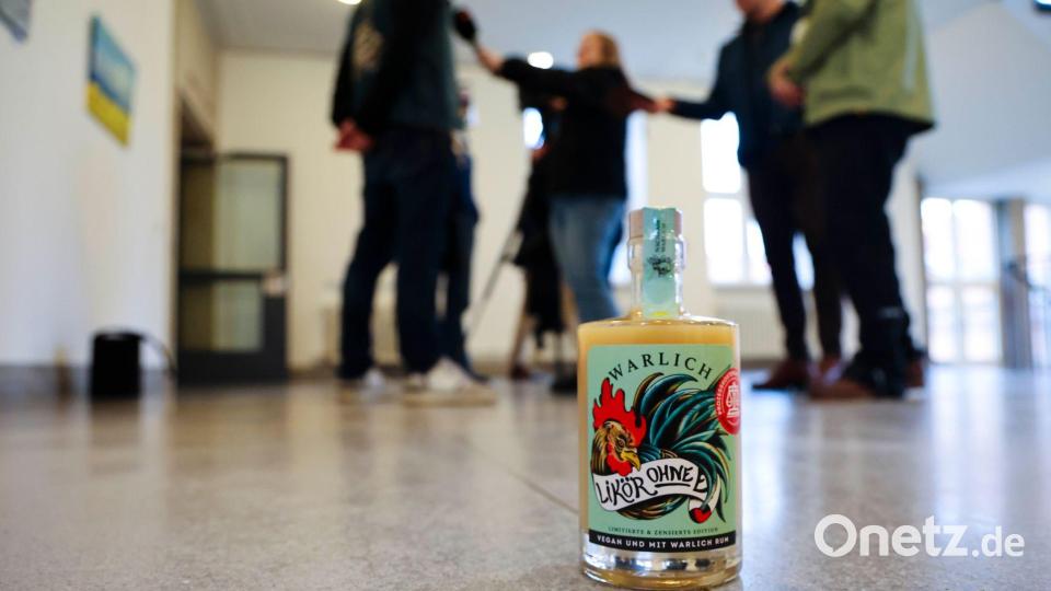 In einer Sonderedition ist der letzte Buchstabe bei „Likör ohne Ei“ noch durch eine Hahnenfeder verdeckt. Jetzt erlaubt das Urteil wieder den ganzen Schriftzug. Bild: Frank Molter/dpa