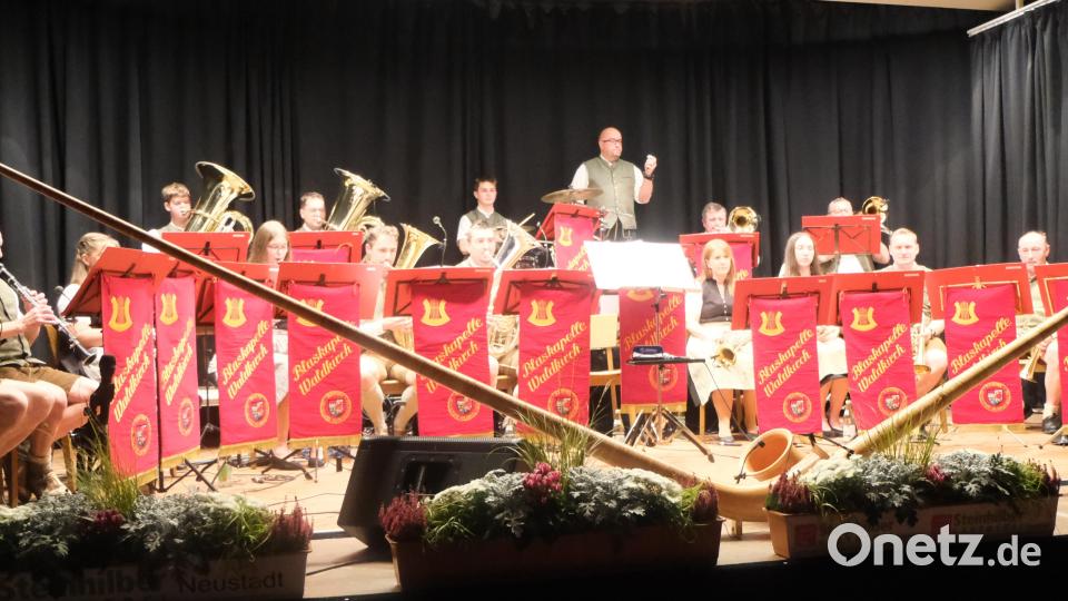 Kanpp zwei Stunden lang spielte die Waldkirchner Blaskapelle in Floß. Bild: Fred Lehner