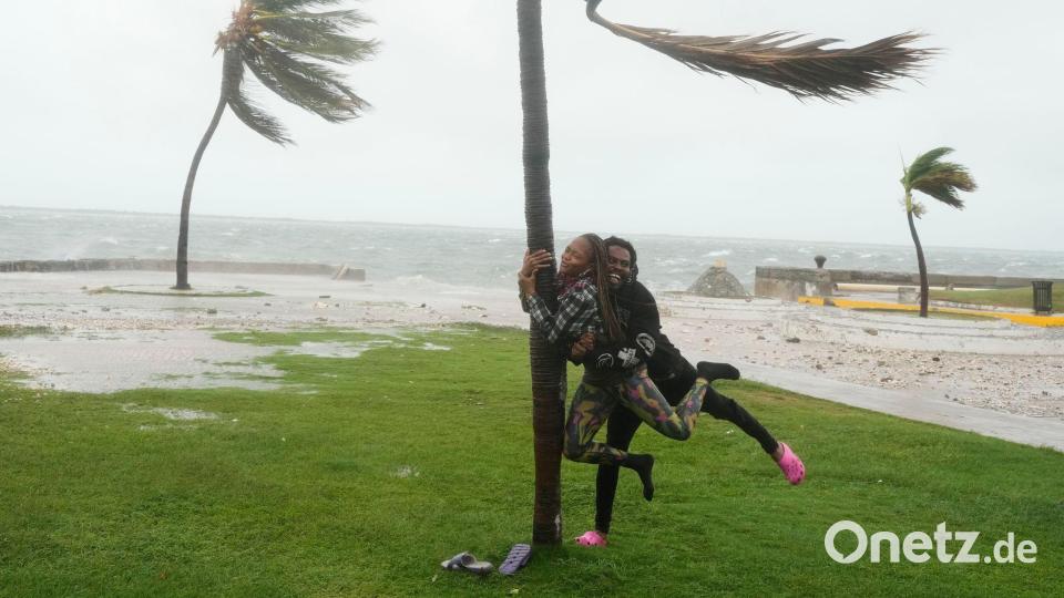 Hurrikan „Melissa“ - Jamaika: Ein Paar scherzt an der Küste in Kingston, Jamaika, während sich Hurrikan Melissa nähert. Bild: Matias Delacroix/AP/dpa