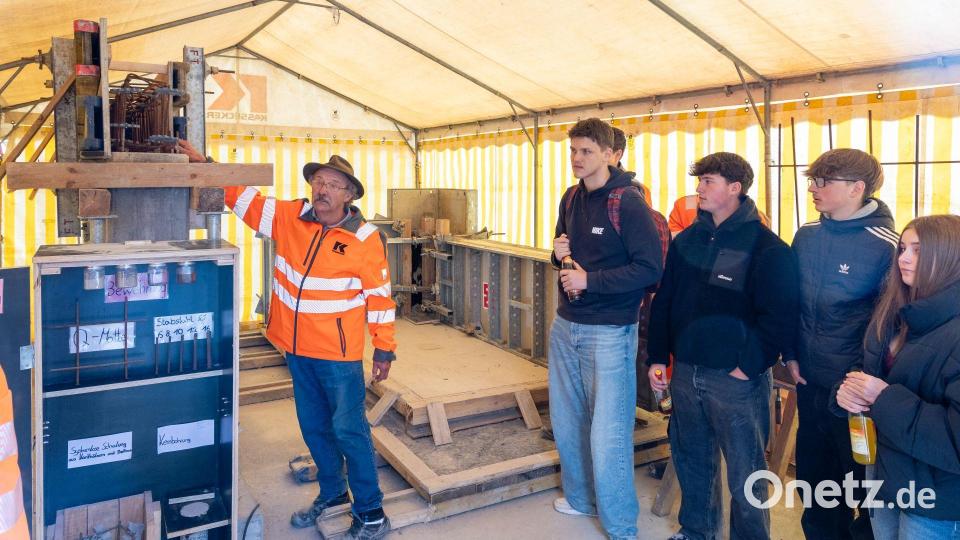 Einblicke in Berufe der Baubranche gab es jetzt für 140 Mittelschüler beim Kassecker-Schülertag in Waldsassen. Bild: Tanja Schedl