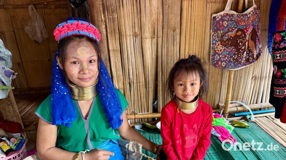 Die Langshalsfrauen und ihre Kinder sind daran gewöhnt, für Touristenfotos in die Kameras zu lächeln. Bild: Carola Frentzen/dpa