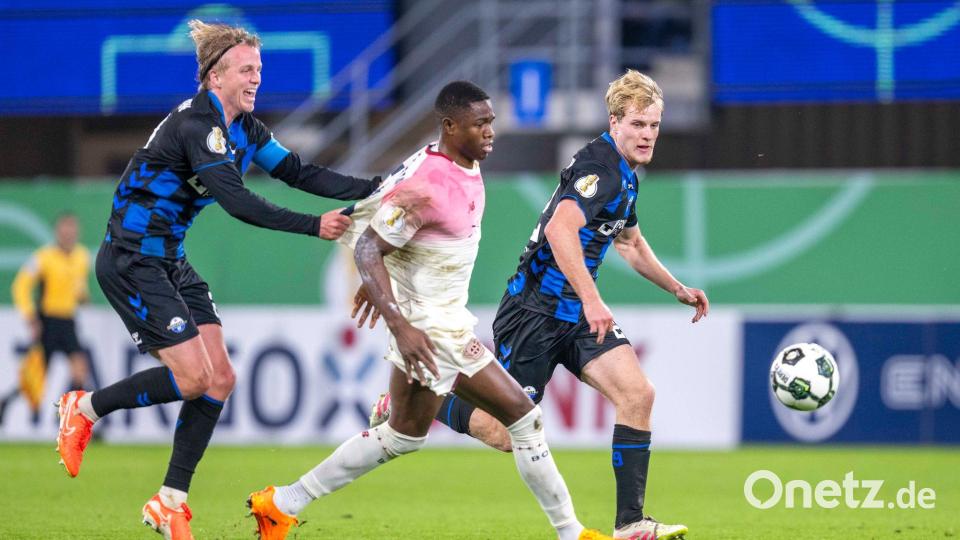 Felix Götze (l) sah für diese Aktion die Rote Karte. Bild: David Inderlied/dpa