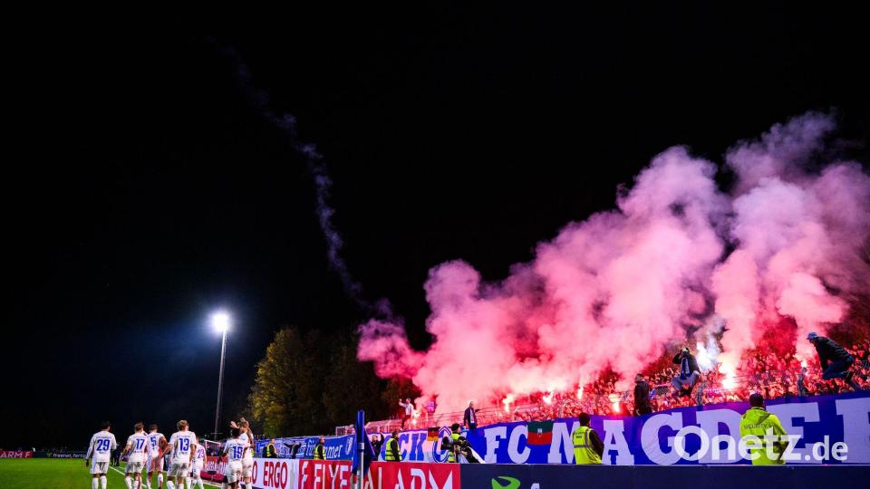 Im Magdeburg-Block wird von Anpfiff bis zum Schluss gezündelt. Bild: Tom Weller/dpa
