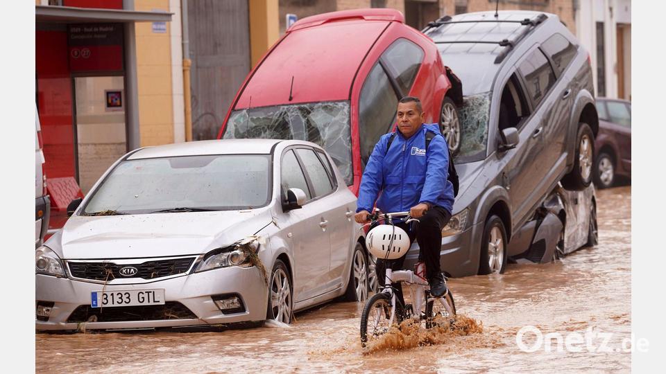 Die wirtschaftlichen Schäden werden auf 17 bis 18 Milliarden Euro geschätzt. (Archivbild) Bild: Alberto Saiz/AP/dpa