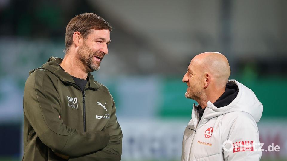 Vor dem Spiel hatten beide noch gute Laune: Trainer Thomas Kleine (l, SpVgg Greuther Fürth) und Lauterns Coach Torsten Lieberknecht. Bild: Daniel Karmann/dpa