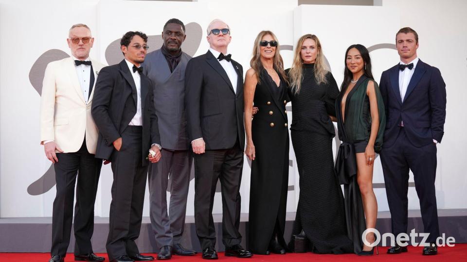 Der Film feierte in Venedig Premiere Anfang September - das Team von links nach rechts: Jared Harris, Anthony Ramos, Idris Elba, Tracy Letts, Regisseurin Kathryn Bigelow, Rebecca Ferguson, Greta Lee und Gabriel Basso. (Archivbild) Bild: Alessandra Tarantino/Invision/AP/dpa