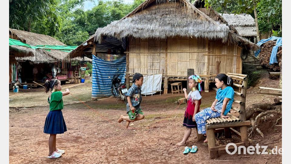 Die Familien der Volksgruppe der Kayan Lahwi leben in Thailand unter einfachsten Bedingungen in eigens eingerichteten Dörfern. Bild: Carola Frentzen/dpa