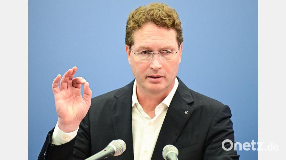 Vorstandschef Ola Källenius bekräftigt die Jahresprognose des Autobauers. (Foto-Archiv) Bild: Bernd Weißbrod/dpa