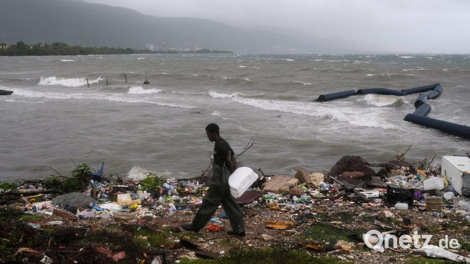 Ein Mann geht an der Küste entlang, während der Hurrikan Melissa in Jamaika wütet. Bild: Matias Delacroix/AP/dpa