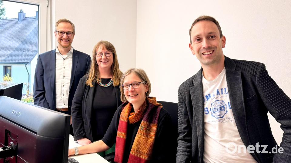 Hier ist das Team, das im Dienstleistungszentrum des Bistums Regensburg neben der Kirche St. Sebastian nun arbeitet, von links: William Funke, Verwaltungsleiter und -koordinator, Ingrid Seitz, Verwaltungsleiterin und -koordinatorin sowie die Leiterin des Dienstleistungszentrums, Annette Diedrich, Verwaltungsmitarbeiterin, und Andreas Krauß, Verwaltungsmitarbeiter. Bild: Peter Ringeisen