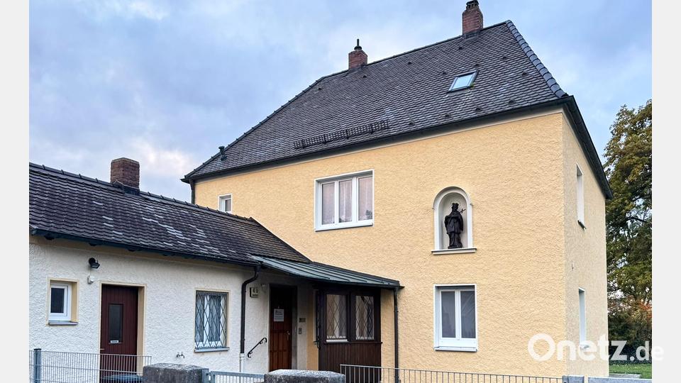 In diesem Haus, das ursprünglich für Ruhestandsgeistliche vorgesehen war, ist das neue Dienstleistungszentrum des Bistums Regensburg untergebracht, gleich neben der Sebastianskirche in Amberg. Bild: Peter Ringeisen