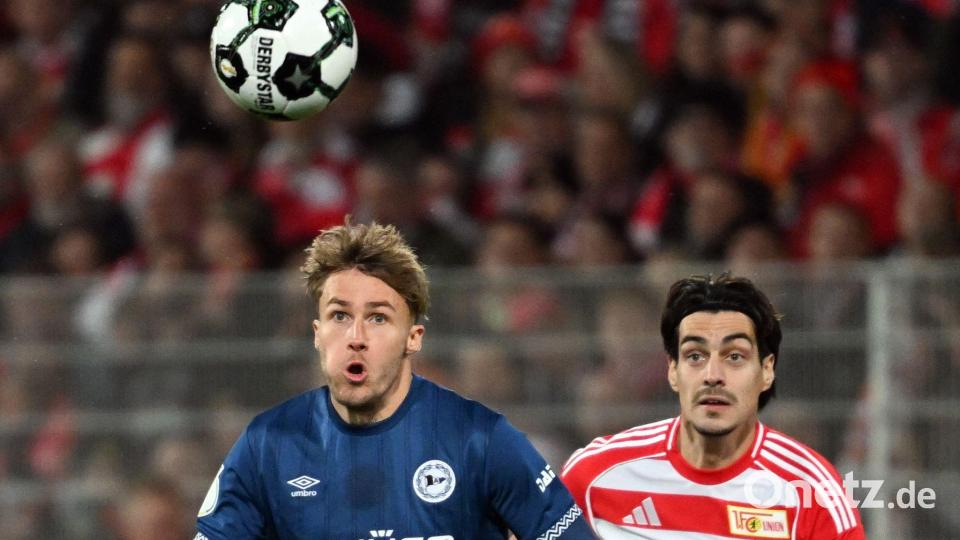 Bielefelds Kunze (l.) und Union Leite (r.) visieren den Ball an. Bild: Soeren Stache/dpa