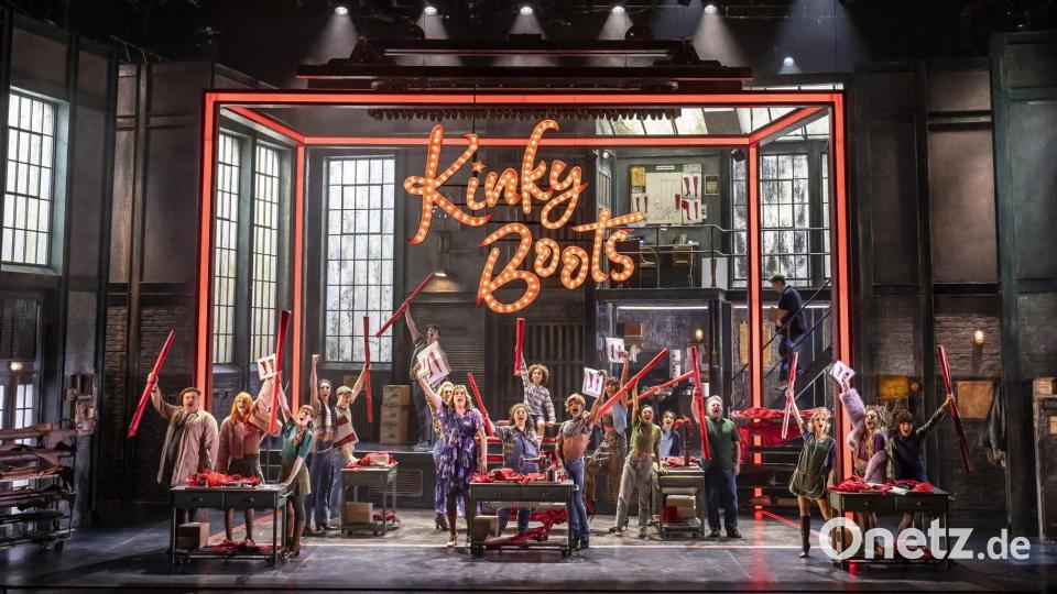 „Kinky Boots“ erzählt die Geschichte von Charlie Price, der die angeschlagene Schuhfabrik seines toten Vaters erbt. Bild: Johan Persson/ATG Entertainment/dpa