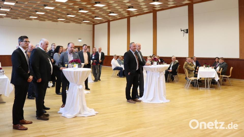 Im Kultursaal fanden die Ehrungen ehrenamtlich Tätiger und dreier Unternehmer-Ehepaare beim Erntedankempfang der Marktgemeinde Plößberg statt. Bild: flt