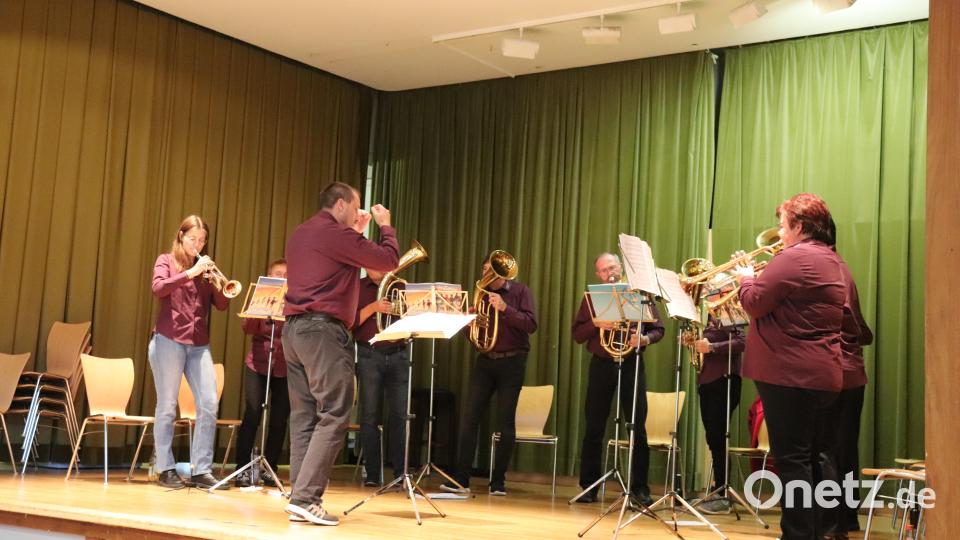 Der Posaunenchor der evangelischen Kirchengemeinde unter der Leitung von Michael Raab sorgte für die musikalische Umrahmung des Erntedankempfangs. Bild: flt