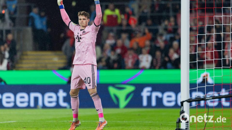 Machte an alter Wirkungsstätte ein starkes Spiel: Bayern-Keeper Urbig. Bild: Rolf Vennenbernd/dpa