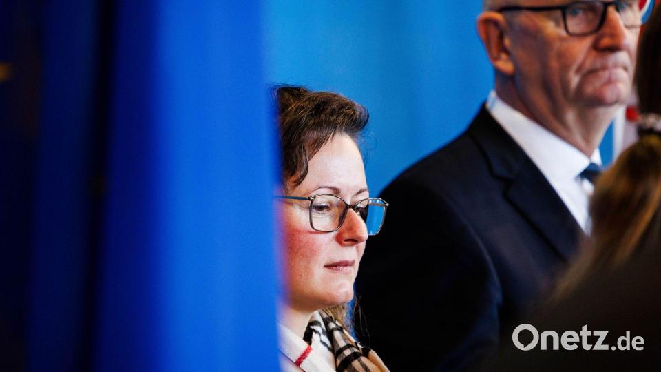 Brandenburgs Agrarministerin Hanka Mittelstädt und Brandenburgs Ministerpräsident Dietmar Woidke (beide SPD) sprechen von einer besorgniserregenden Situation. Bild: Carsten Koall/dpa