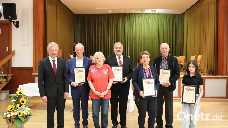Bürgermeister Lothar Müller verlieh Auszeichnungen an weitere sechs ehrenamtlich Engagierte in der Kommune. Bild: flt