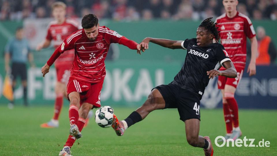 Azzouzi (l) war Düsseldorfs auffälligster Spieler. Bild: Marius Becker/dpa
