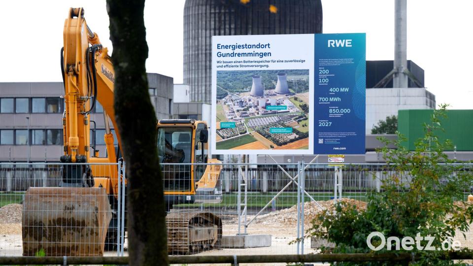 Eine Bautafel informiert in Gundremmingen über den Energiestandort. (Archivbild) Bild: Sven Hoppe/dpa