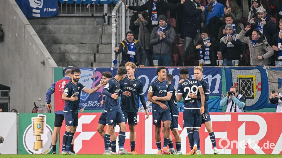 Gerrit Holtmann (l) jubelt mit den Teamkollegen nach seinem Tor. Bild: Harry Langer/dpa