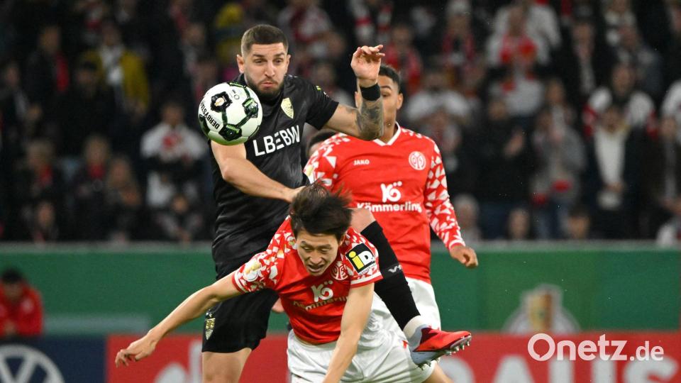 Standen sich nach gerade einmal 72 Stunden erneut gegenüber: der FSV Mainz 05 um Jae-Sung Lee (v.) und der VfB Stuttgart um Jeff Chabot. Bild: Torsten Silz/dpa