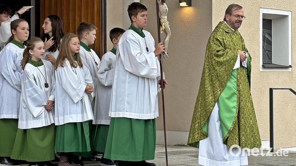 Der Pfarrer Thomas Stohldreier und seine Ministranten sind nicht auseinder zu dividieren. Bild: Barbara Steinhauser