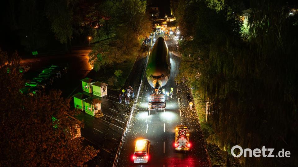 Innerhalb von drei Nächten wurde der Flieger zum Safaripark in der Südheide gebracht. Bild: Philipp Schulze/dpa