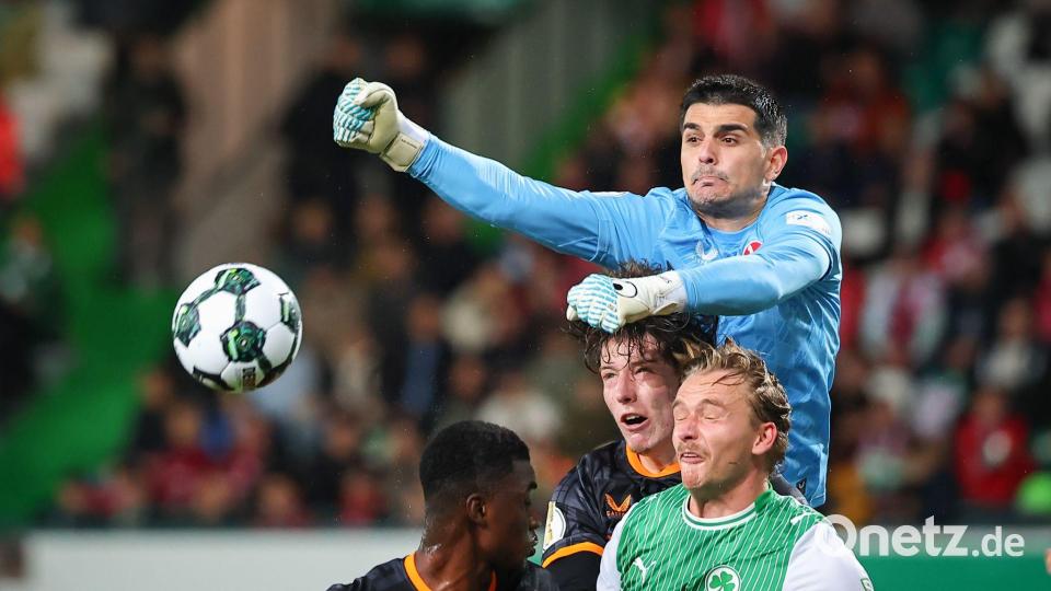 Der 1. FC Kaiserslautern um Torhüter Simon Simoni darf auf eine neue große Pokal-Saison hoffen. Bild: Daniel Karmann/dpa