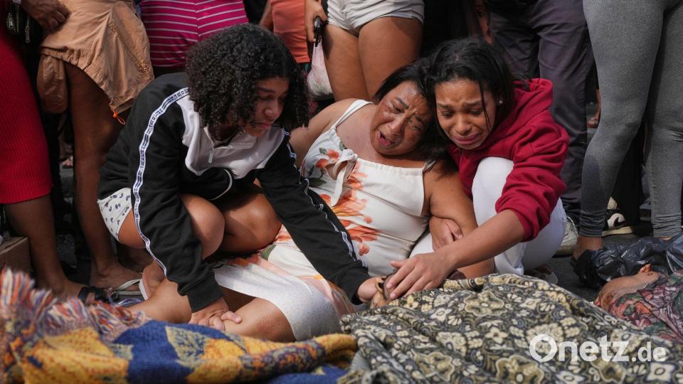 Familien trauerten um ihre toten Angehörigen. Bild: Silvia Izquierdo/AP/dpa