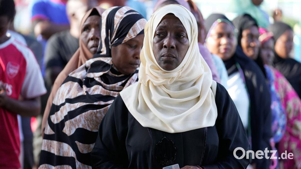 Lange Schlangen bei den Parlamentswahlen in Tansania Bild: Brian Inganga/AP/dpa