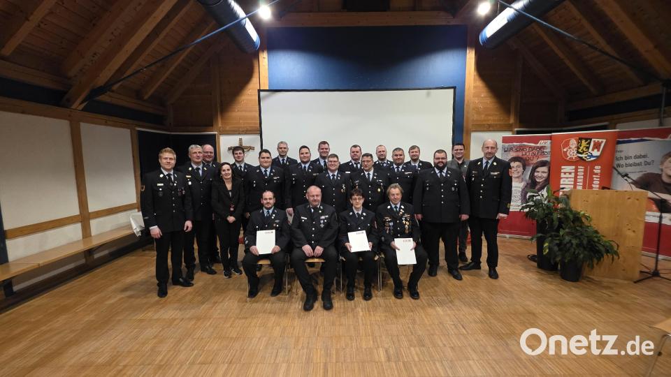 Eine ganze Reihe von Ehrenamtlichen erhielt die Ehrennadel in Silber. Bild: Pressestelle Kreisbrandinspektion, Leon Balser