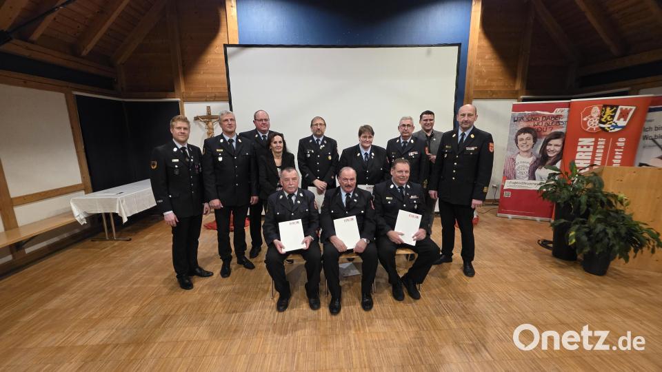 Zeigt die Ehrengäste mit den ehrenamtlichen welchen mit der Ehrennadel in Gold ausgezeichnet wurden (sitzend v. links Konrad Hoch, Franz Singerer, KBM Heiner Seltl) dahinter Angelika Thanei & Matthias Thanei Bild: Pressestelle Kreisbrandinspektion, Leon Balser