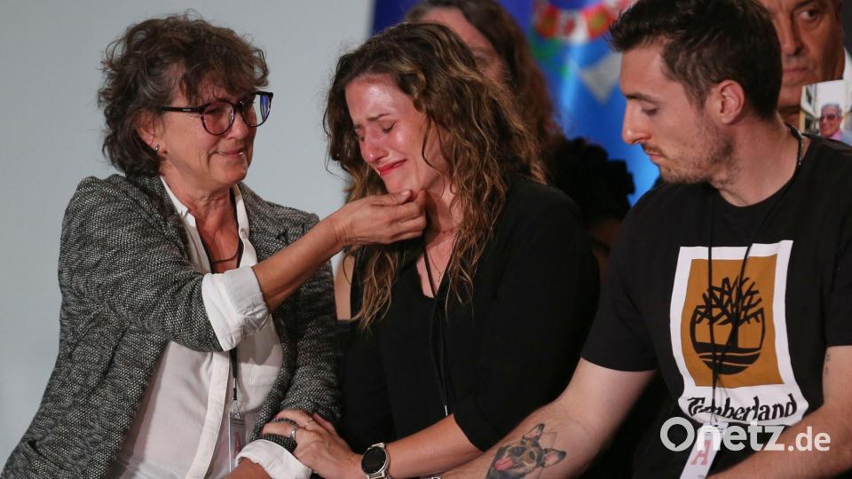 Viele der Angehörigen von Opfern der Flutkatastrophe 2024 in Valencia brachen bei der offiziellen Trauerveranstaltung in Tränen aus. Bild: Alberto Saiz/AP/dpa