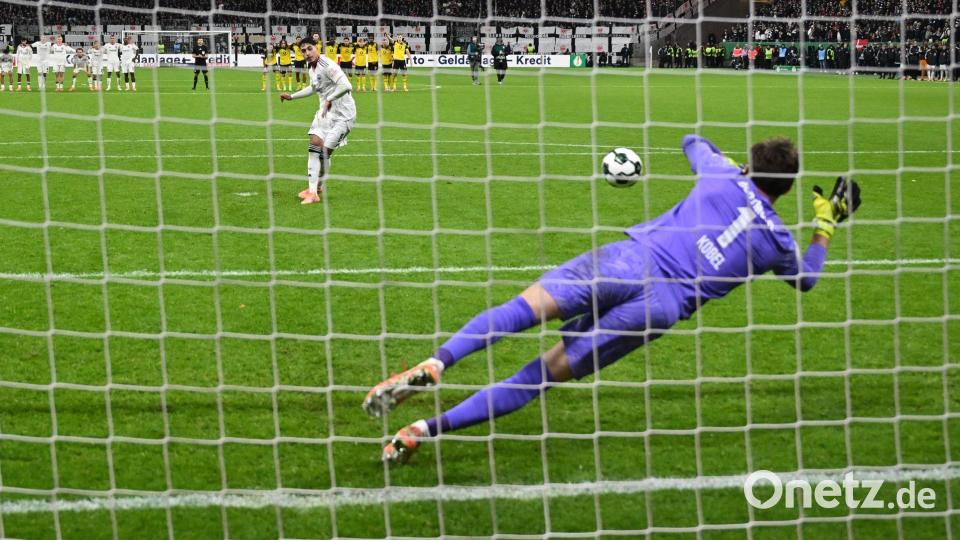 Avancierte zum Matchwinner: BVB-Torwart Gregor Kobel. Bild: Arne Dedert/dpa