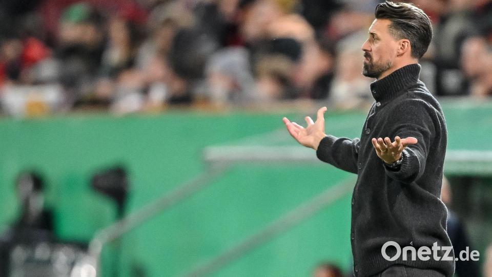 Was nun, Herr Wagner? Augsburgs Trainer steht auch im DFB-Pokal mit leeren Händen da. Bild: Harry Langer/dpa