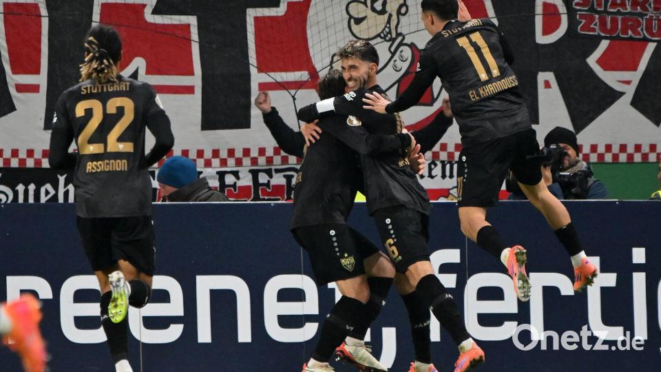 Der VfB Stuttgart jubelt mit Torschütze Atakan Karazor über den Pokalsieg in Mainz. Bild: Torsten Silz/dpa