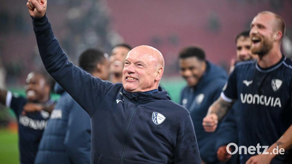 Geschafft: Trainer Uwe Rösler ballt vor dem Bochumer Fanblock jubelnd die Faust. Bild: Harry Langer/dpa