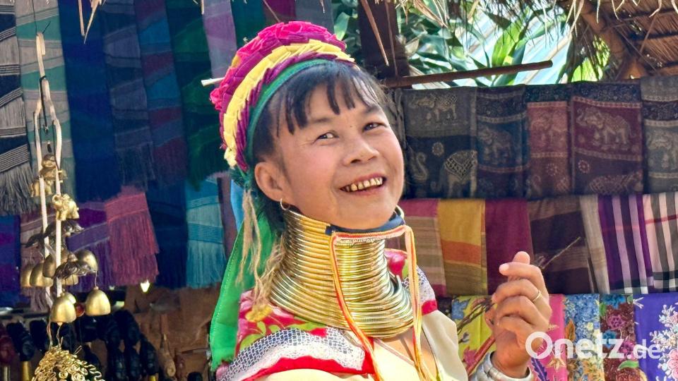 Viele Frauen schützen ihr Kinn mit Tüchern vor den schweren Ringen. Bild: Carola Frentzen/dpa