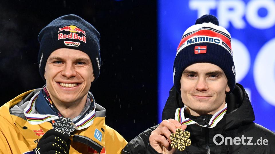Moniert die Aufarbeitung des WM-Anzugskandals: Deutschlands Topspringer Andreas Wellinger (l). (Archivbild) Bild: Hendrik Schmidt/dpa