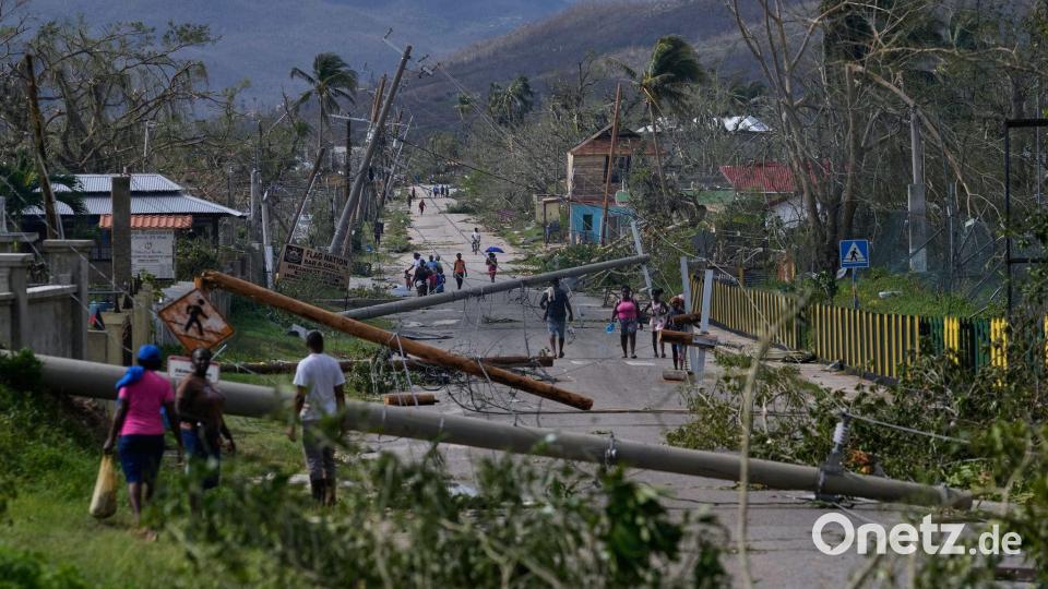 Bewohner gehen durch Lacovia Tombstone auf Jamaika nach dem Durchzug des Hurrikans „Melissa“. Bild: Matias Delacroix/AP/dpa