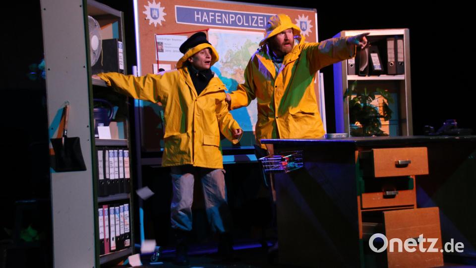 Kapitänin Panja Rittweger und Smutje Gabriel Drempetic beschreiben in einer Rückblende, wie ihr Schlepper in einen schweren Sturm geriet. Bild: sne