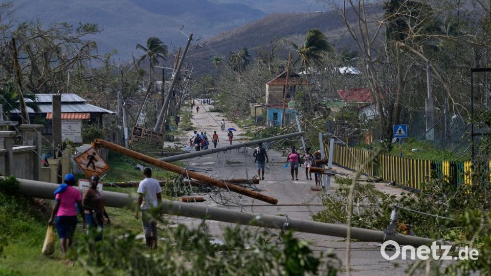 Einsatzkräfte bemühen sich, wichtige Straßen freizuräumen. Bild: Matias Delacroix/AP/dpa