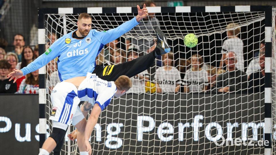 Keeper Andreas Wolff (hinten) - ein Erfolgsgarant der deutschen Handballer. Bild: Daniel Karmann/dpa