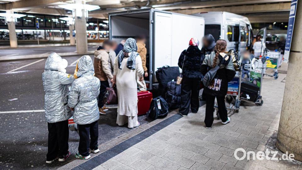 Gegen 17.30 Uhr landete das Flugzeug. Bild: Moritz Frankenberg/dpa