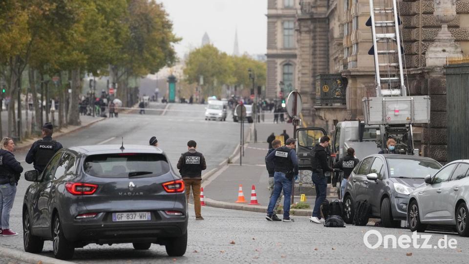 Für ihren spektakulären Diebstahl im Louvre waren die Einbrecher mit einer Hebebühne auf einen Balkon gelangt. (Archivbild) Bild: Thibault Camus/AP/dpa