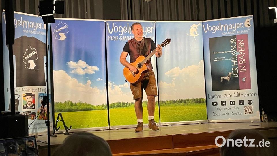 Der Musik-Kabarettist Vogelmayer begeistert beim Auftritt in der Mehrzweckhalle in Leuchtenberg. Die Feuerwehr Döllnitz hat mit der Verpflichtung des Straubingers voll ins Schwarze getroffen. Bild: Hans Kellner/exb