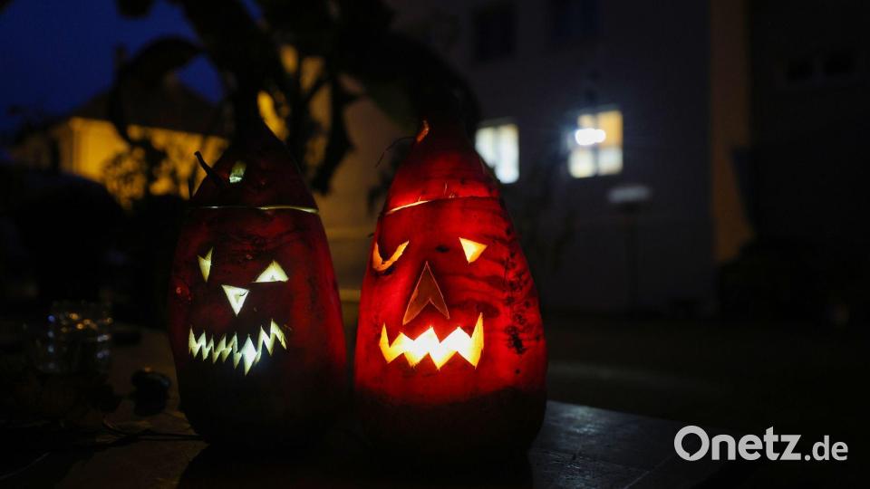 Die ausgehöhlten und mit Kerzen ausgeleuchteten Rüben werden vor Häusern aufgestellt, manchen Orts gibt es auch Rübengeisterumzüge. (Archivbild) Bild: Thomas Warnack/dpa