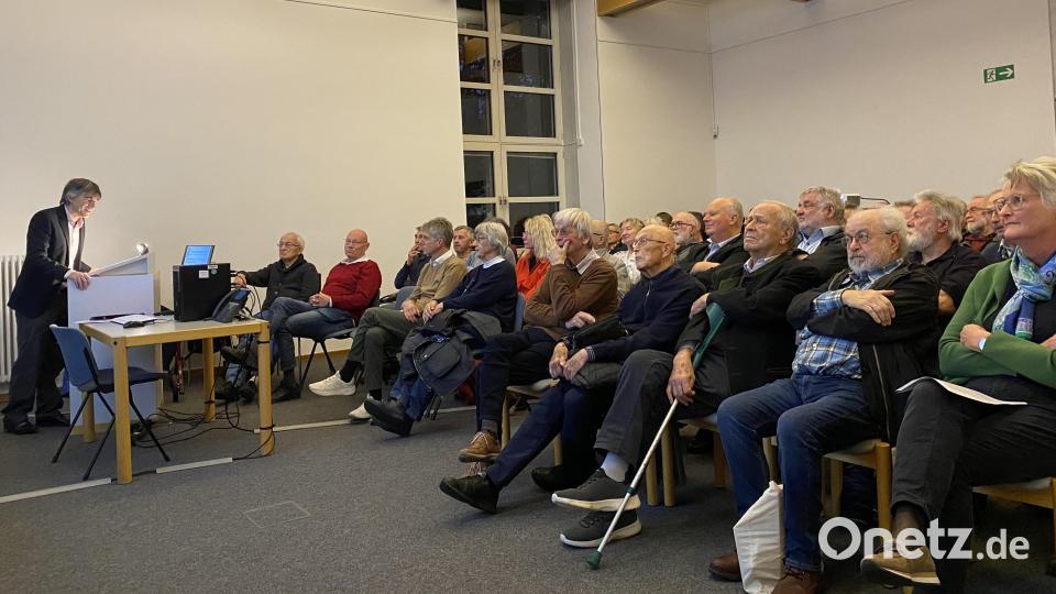 Der Vortragsraum im Amberger Staatsarchiv war am Dienstagabend voll, als Archivoberrat Dr. Till Strobel seinen Vortrag hielt. Bild: gsp