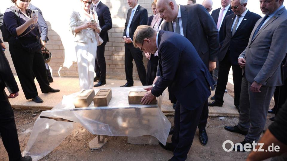 Außenminister Johann Wadephul (CDU) macht sich ein Bild von einem Projekt, das Binnenvertriebenen ermöglichen soll, günstig mit Lehmziegeln zu bauen. Bild: Marcus Brandt/dpa